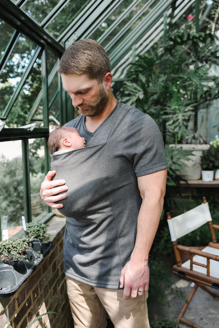 Grijs babydraagshirt voor vaders – comfortabel en praktisch