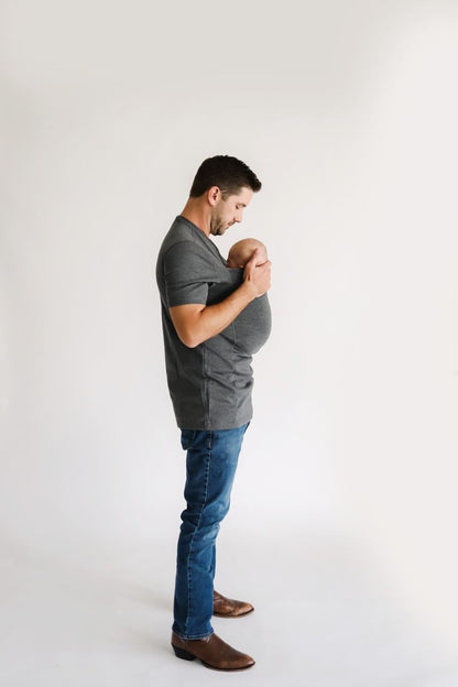 Grijs babydraagshirt voor vaders – comfortabel en praktisch