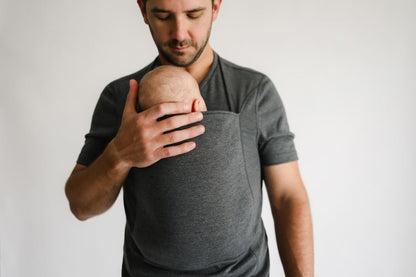 Grijs babydraagshirt voor vaders – comfortabel en praktisch