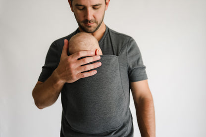 Grijs babydraagshirt voor vaders – comfortabel en praktisch